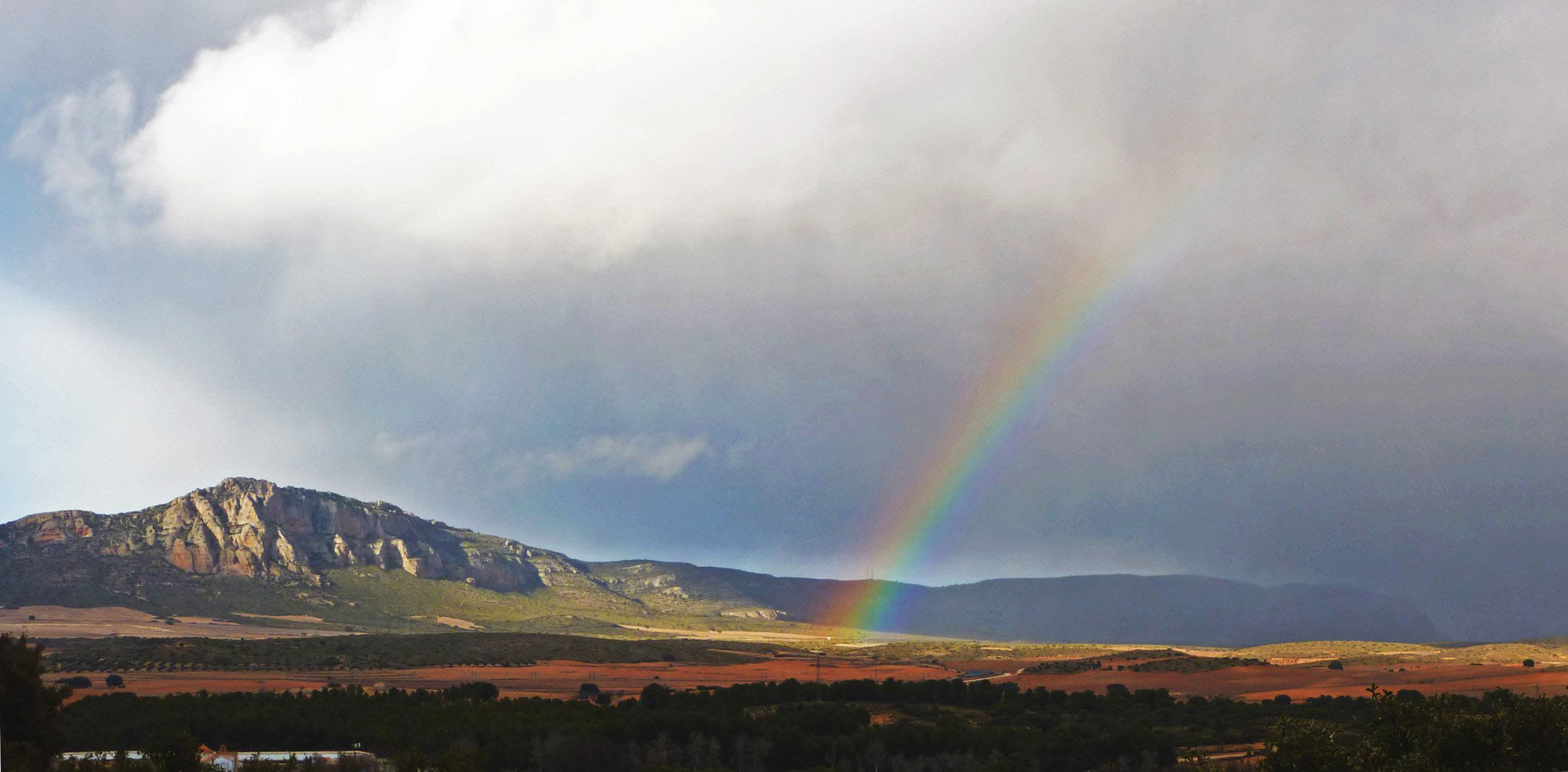 Arco iris en la Sierra del Mugrón de Almansa