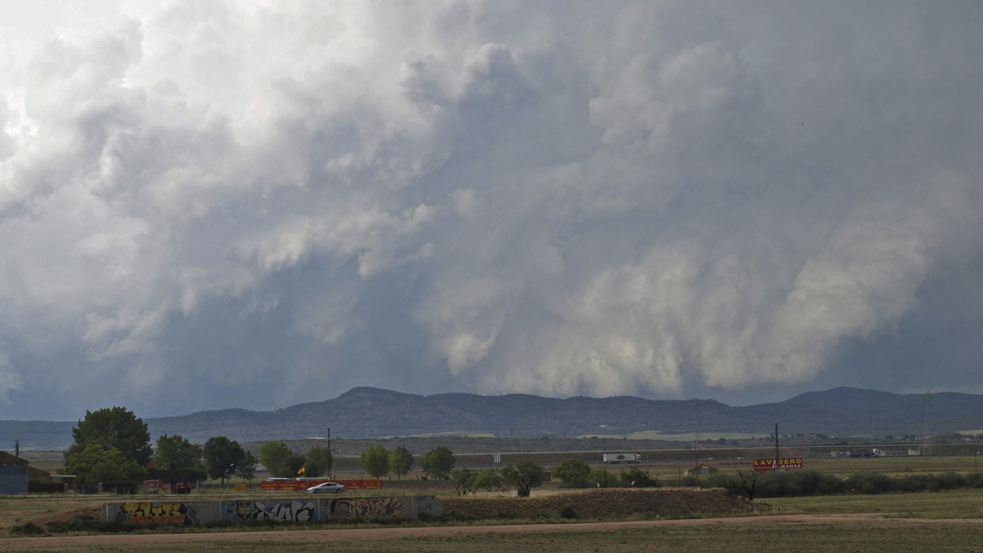 Nubes de evolución en la Sierra en Almansa